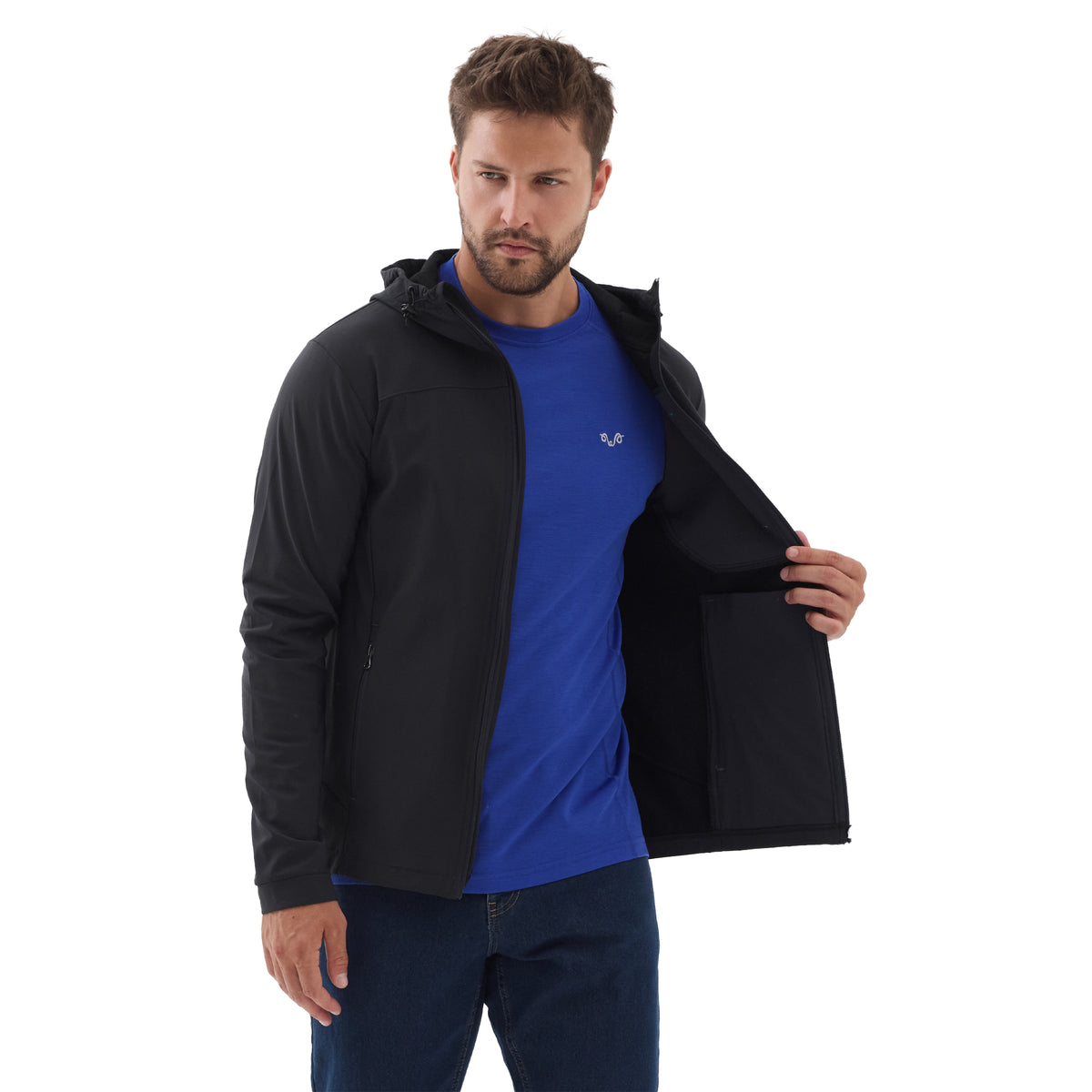 Mann mit einer schwarzen Windbreaker Jacke und einem blauem Merino-Shirt mit Woolona Logo. 