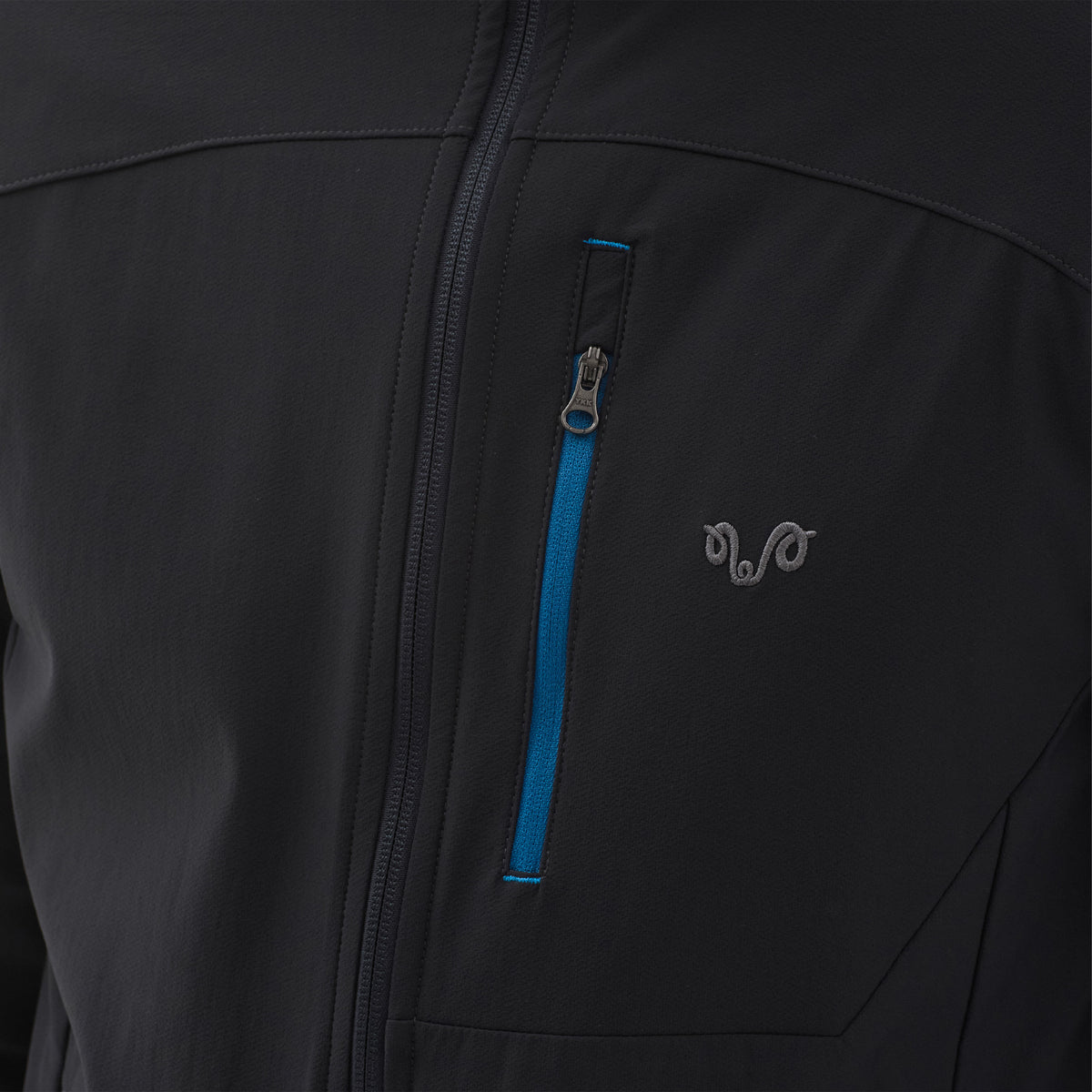 Schwarze Jacke mit Woolona Logo, einer Brustasche mit blauem Reißverschluss.