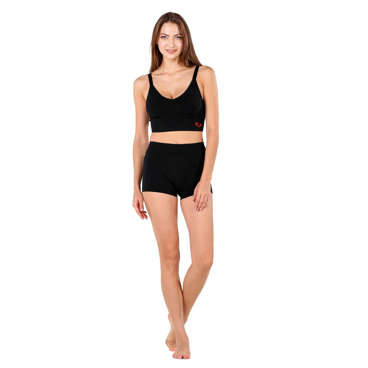 Eine Frau in seamless Merino-Unterwäsche in der Farbe Schwarz