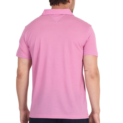 Mann mit einem Poloshirt aus Merinowolle in der Farbe Pink von hinten fotografiert. 