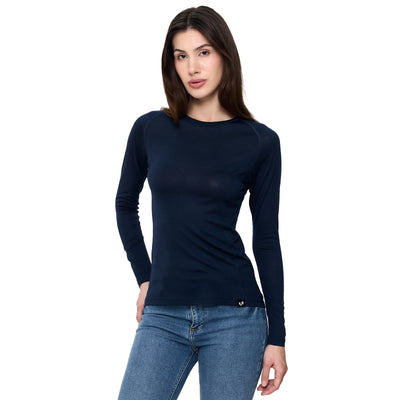 Die Dame trägt ein Navy-blaues Langarmshirt aus Merinowolle