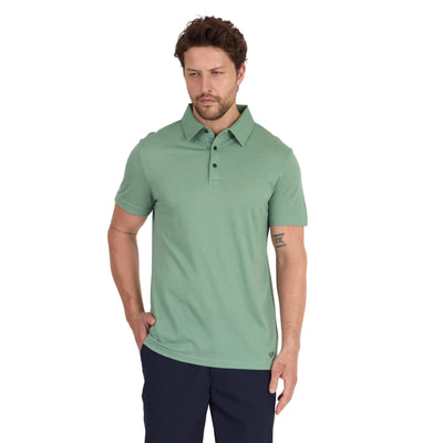 Mann in grünem Poloshirt aus 100% Merinowolle im Pique Style.