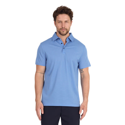 Mann in einem Merino Poloshirt in der Farbe blau mit offenem Kragen.