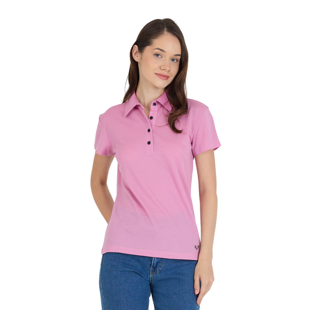 Eine Dame in einem Merino Pique Poloshirt in der Farbe pink