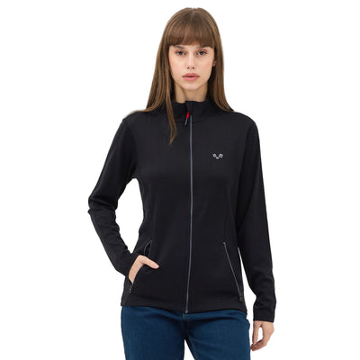 Dame mit einer schwarzen Merino Jacke und blauer Jeans.