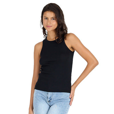 Braunhaarige Frau in einem schwarzen Merino Tank Top und einer hellen Jeans.