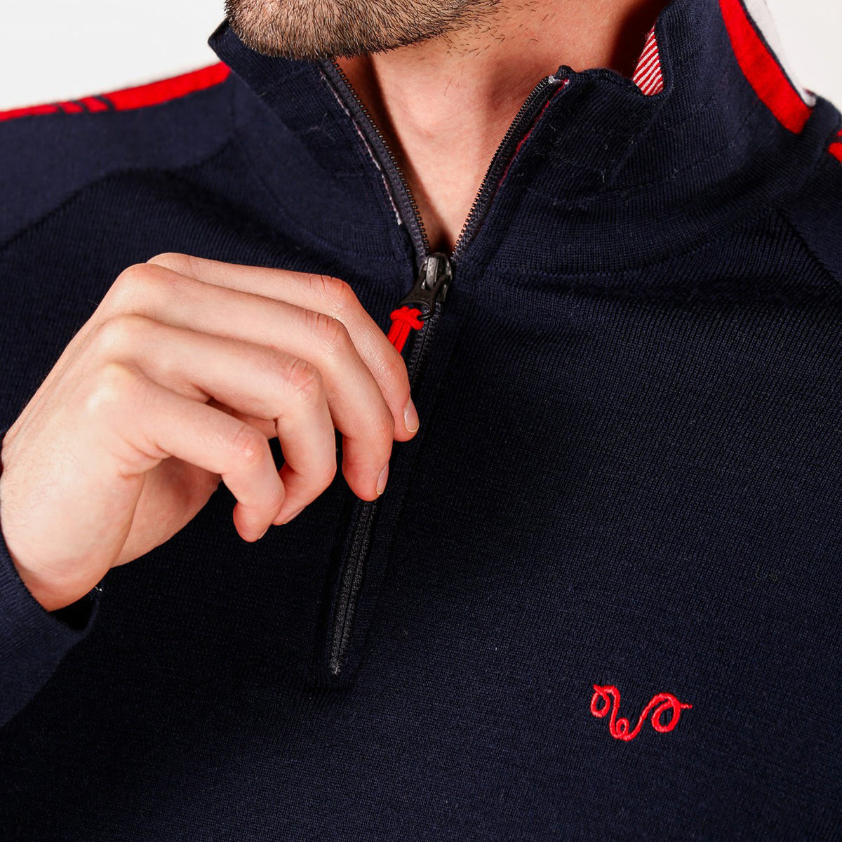 Der Viertel Reißverschluss eines Navy-blauen Merino Pullovers