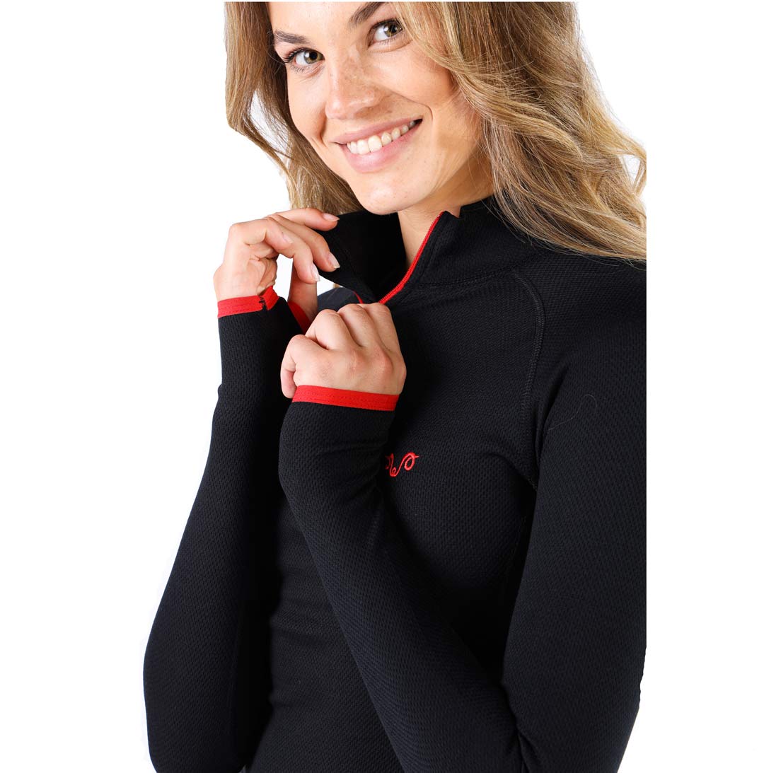 Blonde Frau mit schwarzem Merino Oberteil